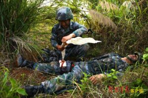 东部战区高燃现场:战机挂弹接续升空