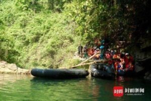 山洪中 百人旅行团死里逃生