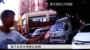 妈妈独自过马路3岁女儿被卷车底