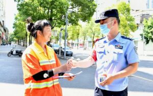 重庆市民欢送消防员 猛塞饮料西瓜