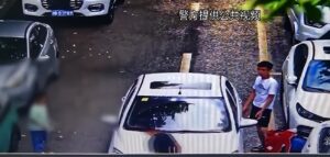 妈妈独自过马路3岁女儿被卷车底