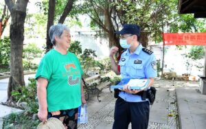 重庆市民欢送消防员 猛塞饮料西瓜