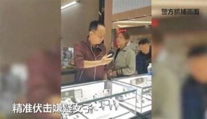 劳荣枝庭审现场：穿防护服 戴手铐