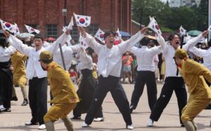 韩国民众当街表演痛打日军