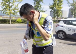 高温天男子皮鞋底被烫化