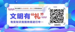 两女子坐海中礁石拍照被海浪拍倒