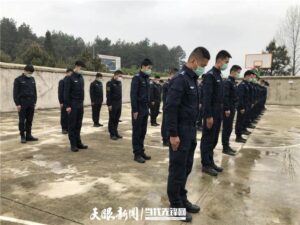 贵阳：向事故不幸遇难的市民默哀