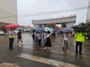 开学第一天 分宜公安雨中护航