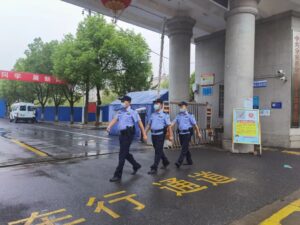 开学第一天 分宜公安雨中护航