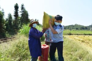 【新余日报】钤山派出所助农小分队活跃在田间地头