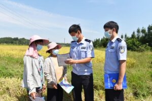 【新余日报】钤山派出所助农小分队活跃在田间地头