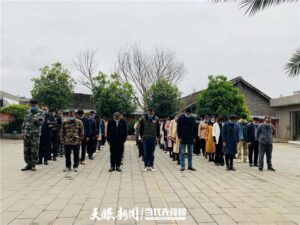 贵阳：向事故不幸遇难的市民默哀