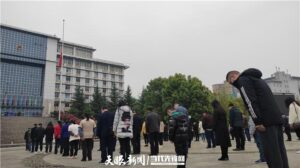 贵阳：向事故不幸遇难的市民默哀