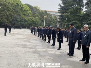 贵阳：向事故不幸遇难的市民默哀