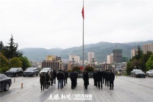 贵阳：向事故不幸遇难的市民默哀