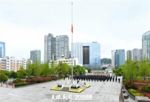 贵阳：向事故不幸遇难的市民默哀