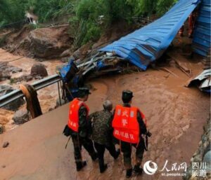 泸定地震已致雅安34人遇难 12人失联