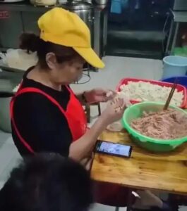 餐馆女员工边抽烟边包馄饨