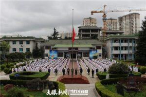 贵阳：向事故不幸遇难的市民默哀