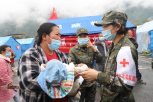 男子登山遇地震：尿里加奶粉求生