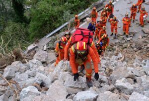 泸定地震已致72人遇难