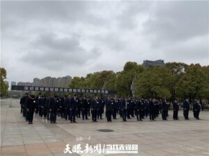 贵阳：向事故不幸遇难的市民默哀