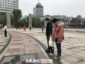 贵阳：向事故不幸遇难的市民默哀