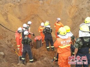 消防背2岁幼童攀越百米滑坡带