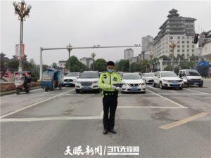 贵阳：向事故不幸遇难的市民默哀