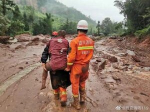 泸定地震已致雅安34人遇难 12人失联