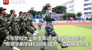 特战女兵退役后上大学带新生军训