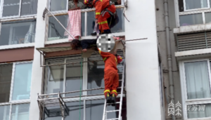 女子失足5楼掉下挂在3楼雨棚