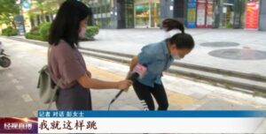 女子上班挪车被罚穿高跟鞋蛙跳