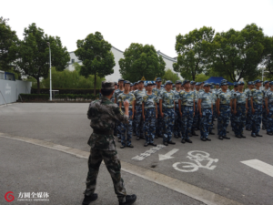 外卖小哥在上海交大带新生军训