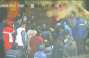 水果店老板与民警起争执 官方回应