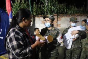 男子登山遇地震：尿里加奶粉求生