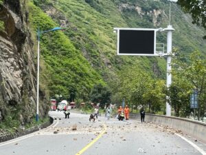 泸定地震救援现场