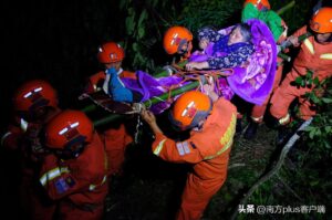 消防员为震区学生找回书包和课本