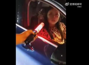 宝马女司机疑酒驾撞人拖行 交警怒斥