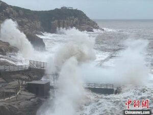 台风梅花登陆：狂风大作 暴雨横飞