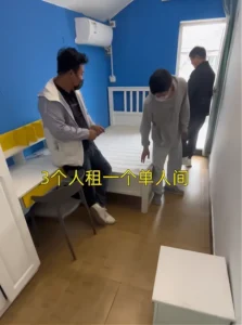 仨小伙为省钱租1间房：不同时间睡