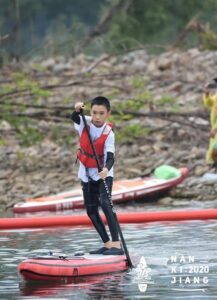 越野车滑入江中，12岁男孩划桨板救回两人