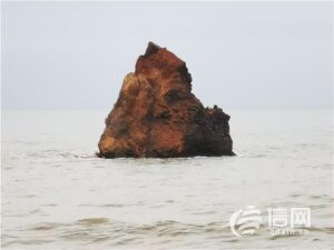 青岛石老人被风雨损毁 上半部分坍塌