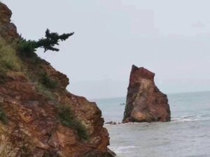 青岛石老人被风雨损毁 上半部分坍塌