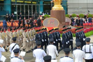 直升机悬挂国旗飞过香港维港