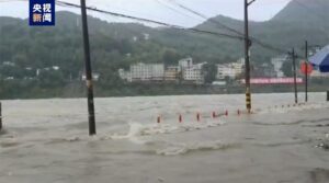 现场：陕西安康暴雨 洪水漫入街道