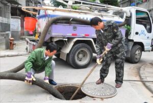 重庆一路面坍塌 多人掉进化粪池