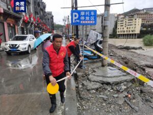 现场：陕西安康暴雨 洪水漫入街道