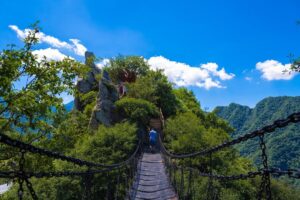 男子爬山爬一半发现景点在对面山头