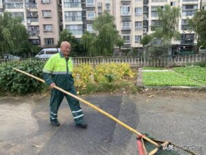 男子一夜未眠却想钓鱼结果坠河被救